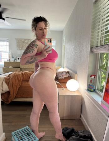 24 Year Vivi  Ana  Caucasian Escort IN United States
