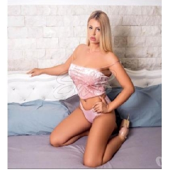 20 Year Curvaceous English Escort RENATA