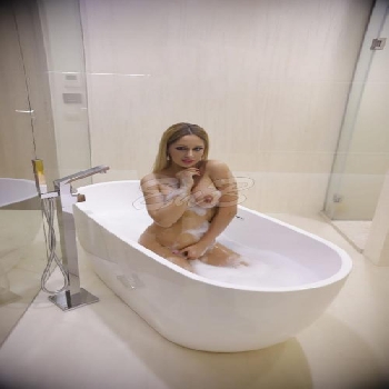 29 Year Curvaceous European Escort Melanie Gold