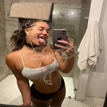 26 Year Curvacious American Escort Julie