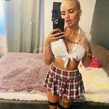 23 Year Average Italian Escort Claudia