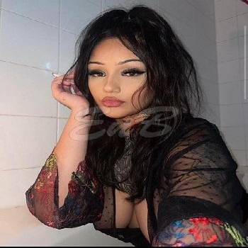 24 Year Curvacious American Escort Candy